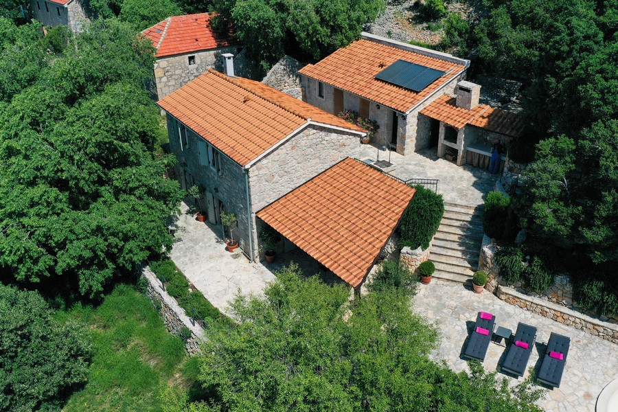 Vue aérienne d'une maison en pierre croate traditionnelle à vendre