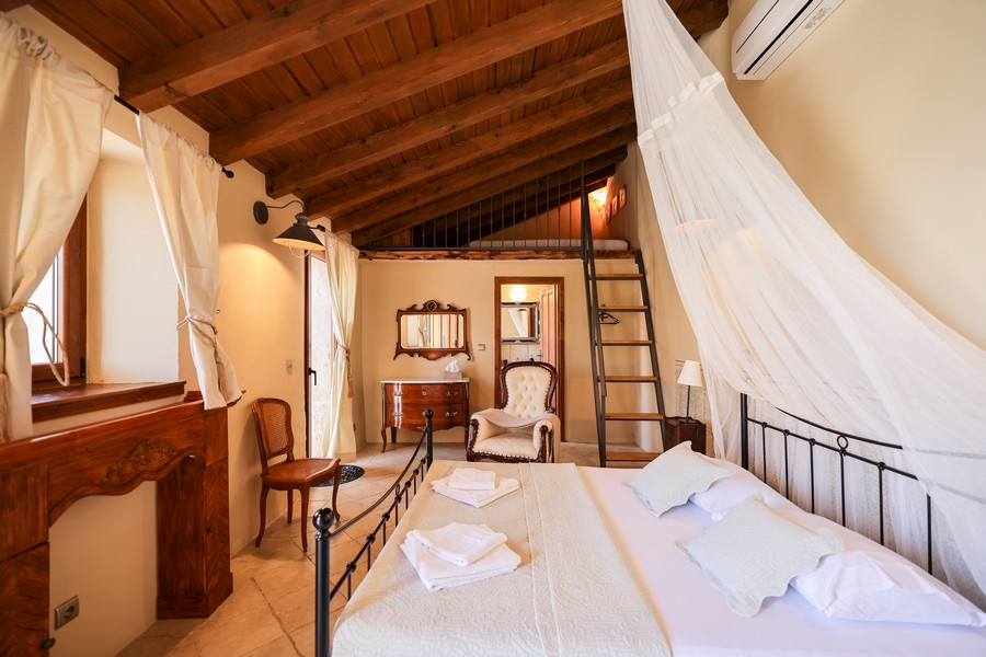 Chambre aérée avec lit à baldaquin dans une maison en pierre croate