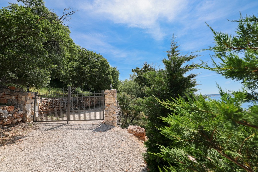 Portail d'entrée d'une maison en pierre croate à vendre.