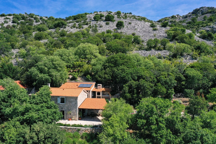 Vue à vol d'oiseau sur une maison en pierre croate