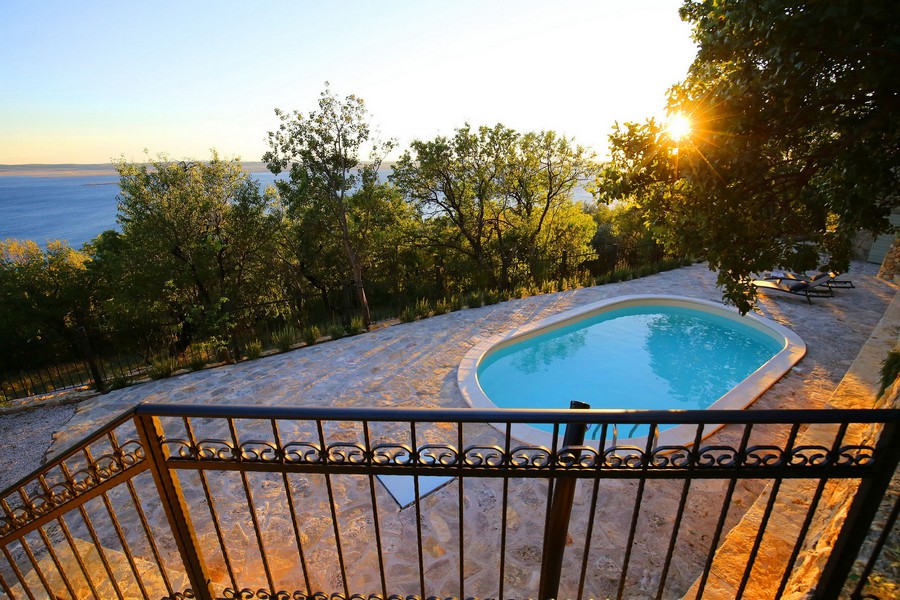 Piscine d'une maison en pierre croate