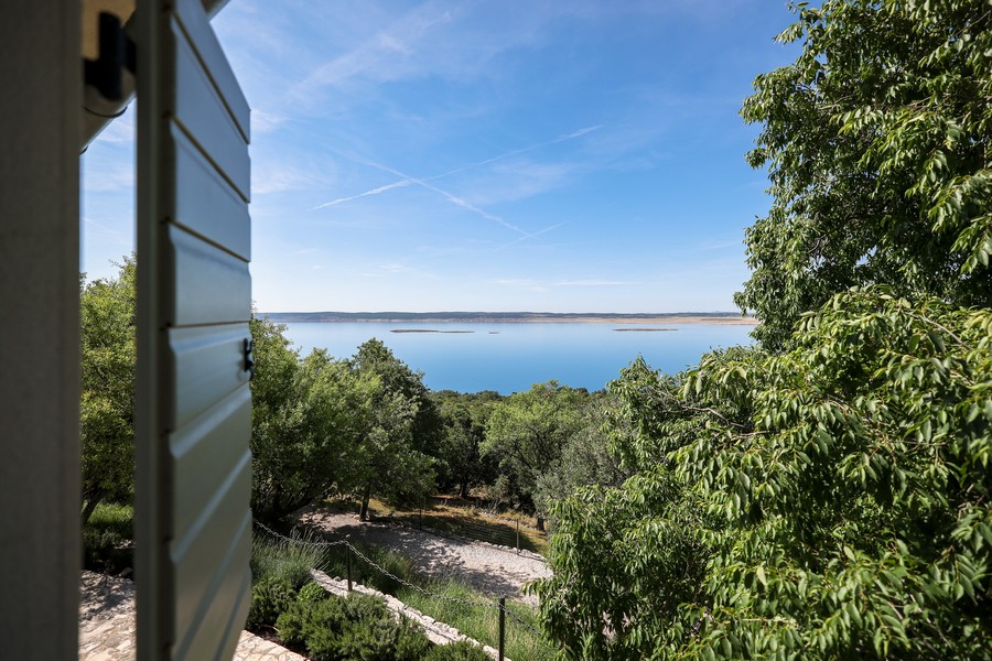 Vue par la fenêtre d'un bien à vendre en Croatie
