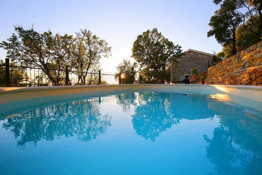 Piscine à l'eau claire à l'extérieur