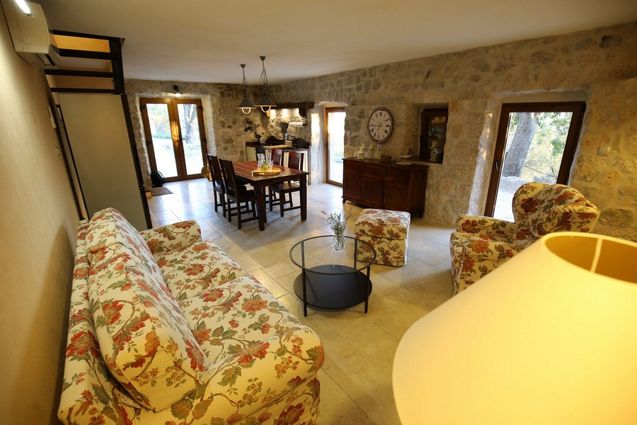 Intérieur d'une maison en pierre à vendre