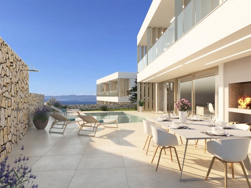 Vue sur une villa moderne à vendre avec piscine et terrasse sur l'île de Brač en Croatie.
