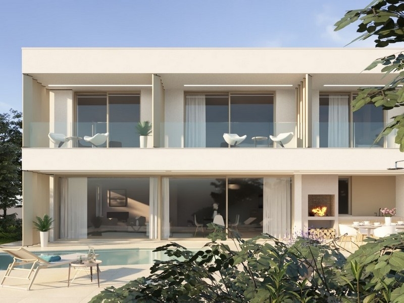 Façade d'une villa moderne à vendre avec piscine sur l'île de Brač en Croatie.