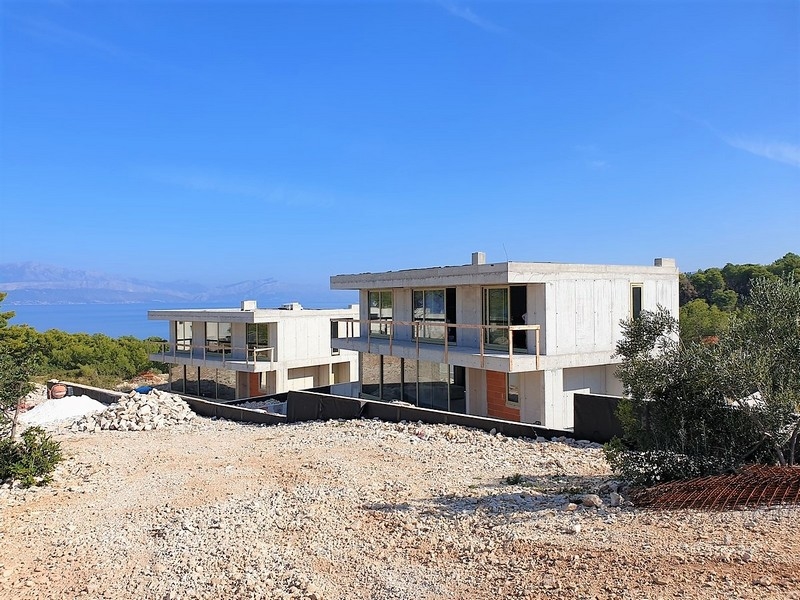 Phase de construction de villas modernes à vendre avec vue mer sur l'île de Brač, Croatie.