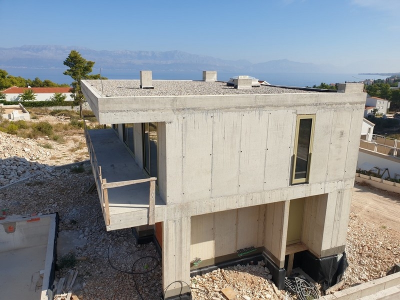 Vue de dessus du chantier d'une villa moderne à vendre sur l'île de Brač en Croatie.