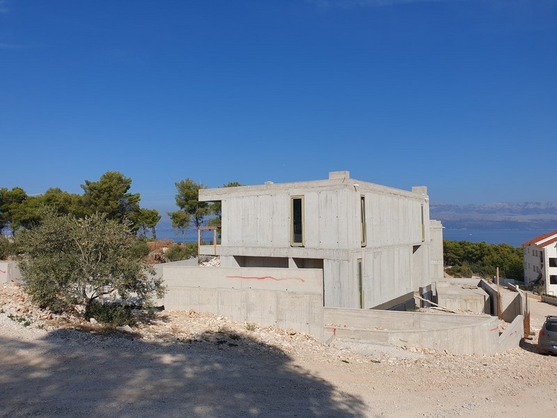 Villa en construction à vendre sur l'île de Brač en Croatie, avec façade partiellement achevée.