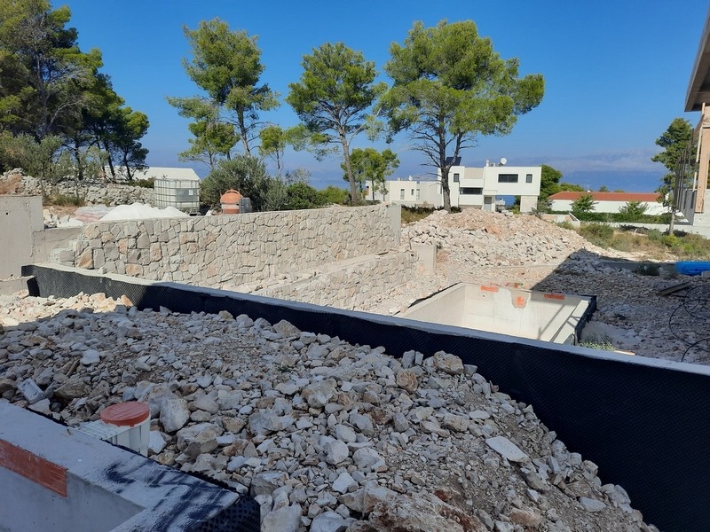 Travaux de construction d'une villa moderne à vendre sur l'île de Brač, Croatie, avec vue sur la mer.