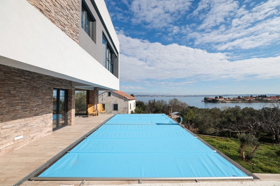 Vue extérieure d'une villa moderne avec piscine à vendre sur l'île d'Ugljan