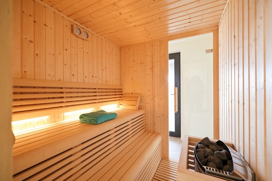 Sauna en bois à l'intérieur de la villa