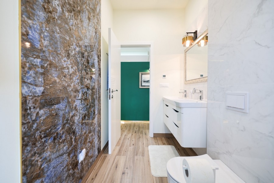 Salle de bains moderne avec accents en marbre