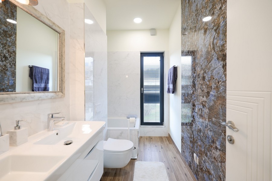 Salle de bains spacieuse et lumineuse avec double vasque