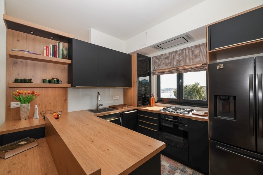 Vue intérieure de la cuisine moderne dans une villa à vendre