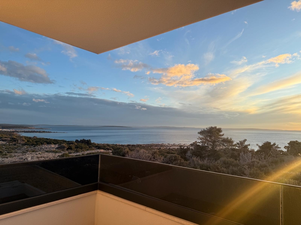 Construction avancée d'une villa moderne à Novalja, Croatie, avec vue extérieure et espaces de vie ouverts