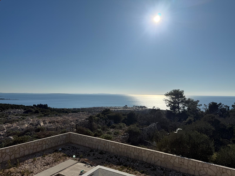 Vue extérieure d'une villa moderne en construction à Novalja, Croatie, mettant en valeur l'architecture géométrique