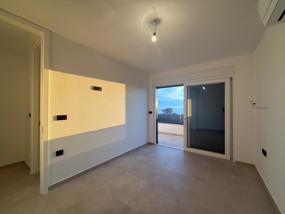 Chambre et vue sur la terrasse.