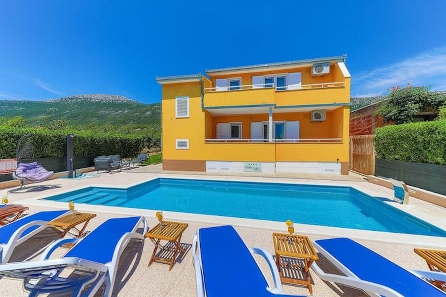 Villa moderne avec piscine et vue mer