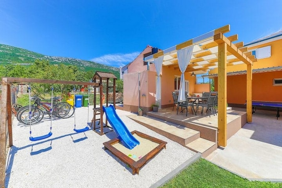 Aire de jeux et coin salon extérieur de l'immeuble de rapport à vendre à Kaštel Lukšić, Croatie