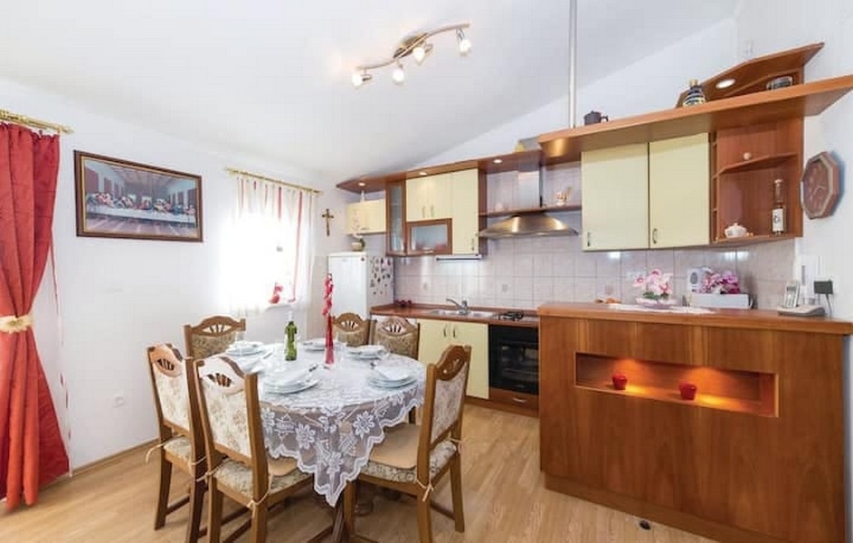 Vue intérieure de la cuisine avec table à manger dans l'immeuble de rapport à Kaštel Lukšić, Croatie