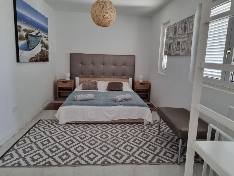 Chambre avec lit double et œuvre d'art au mur