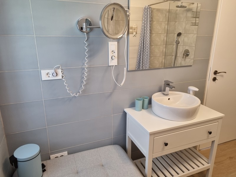 Salle de bains avec meuble-lavabo et miroir