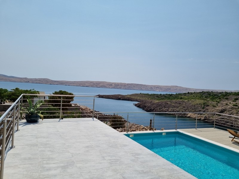 Piscine et terrasse avec vue sur la mer et la baie