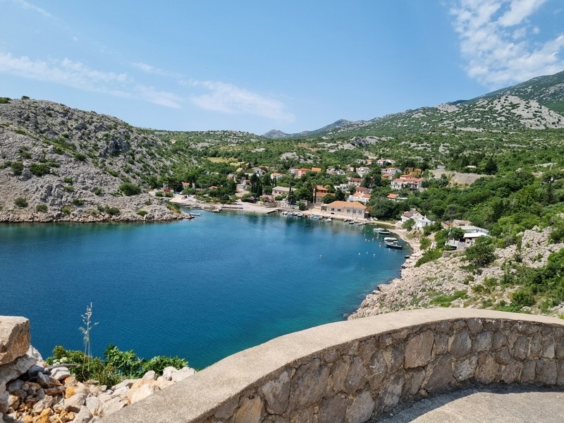 Vue sur la baie et la mer à Karlobag