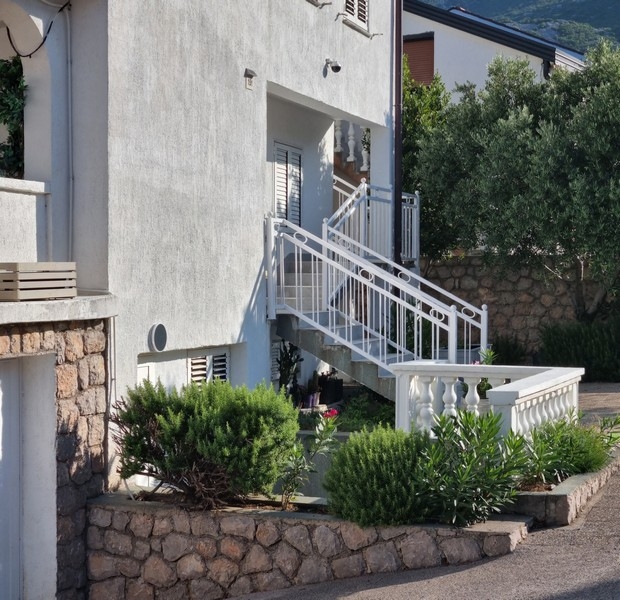 Vue extérieure de l'immeuble de rapport avec escalier et jardin