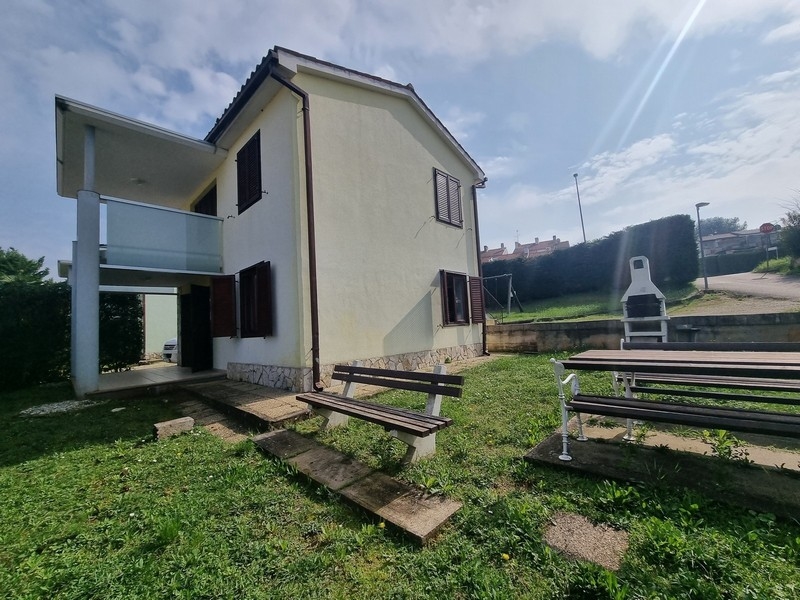 Maison près de Novigrad avec pelouse et barbecue maçonné à côté