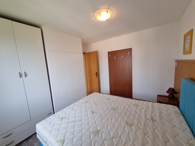Pièce avec armoire blanche à côté du lit