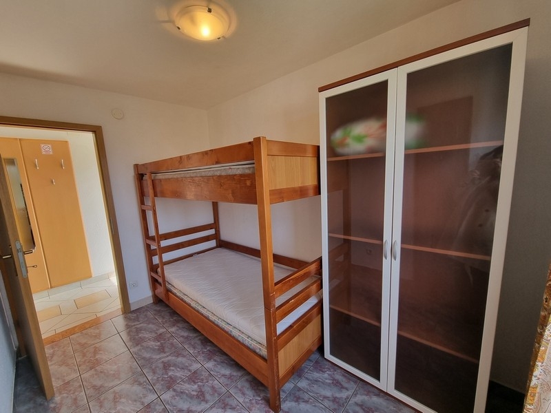 Chambre d'enfant avec lits superposés en bois et vitrine