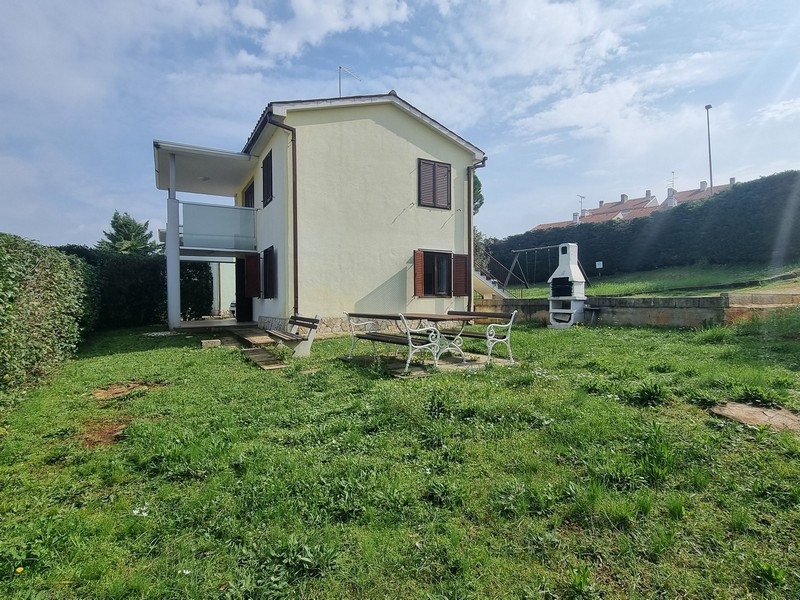 Côté jardin avec bancs et loggia au rez-de-chaussée