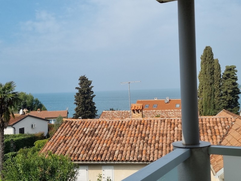Vue depuis le balcon sur les toits jusqu'à la pleine mer