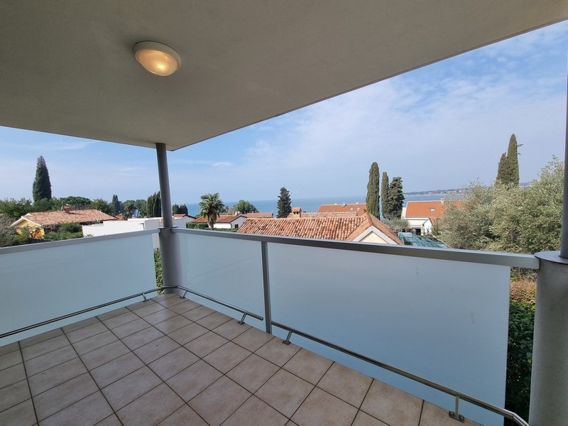 Balcon couvert avec garde-corps en verre dépoli et vue lointaine