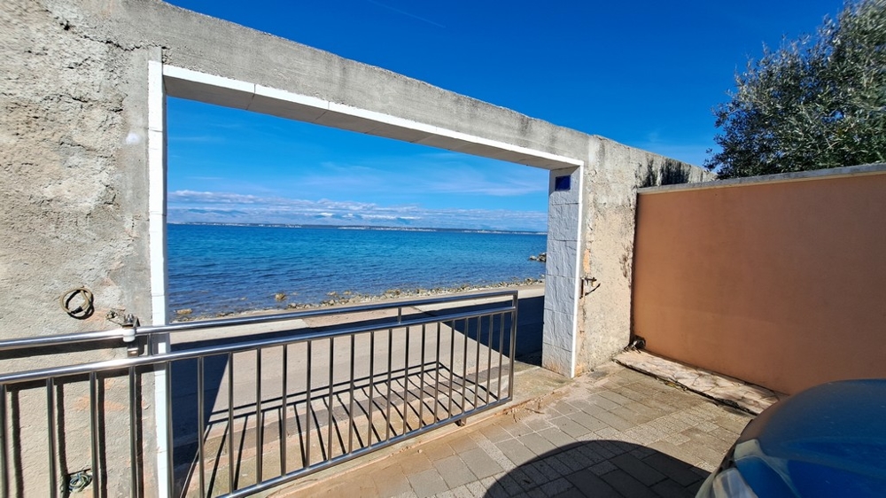 Aperçu de la mer azur depuis une terrasse, bien en bord de mer en Croatie