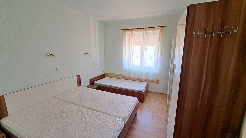 Chambre lumineuse avec deux lits, intérieur d'un bien en bord de mer en Croatie