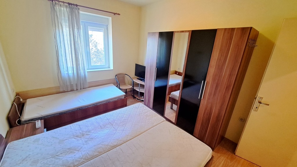 Spacieuse chambre avec grand lit et coin travail, partie d'un bien en bord de mer en Croatie