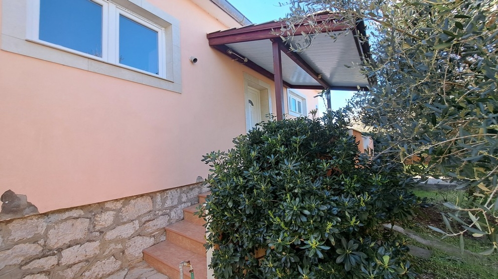 Façade de la maison avec véranda et plantes méditerranéennes, bien en bord de mer en Croatie