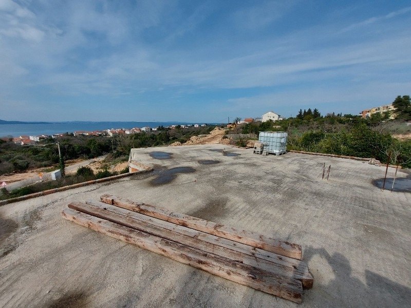 Chantier avec fondation en béton et poutres en bois