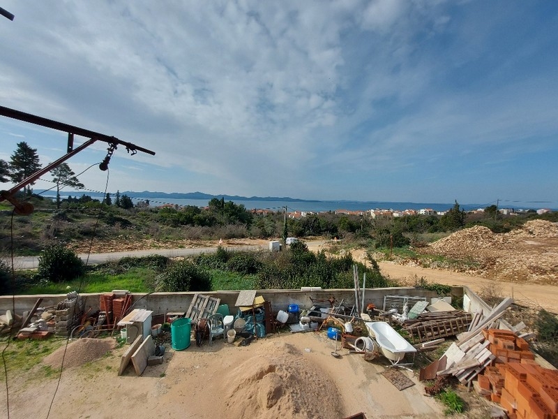 Vue de l'arrière d'une maison individuelle en construction à Diklo, près de Zadar