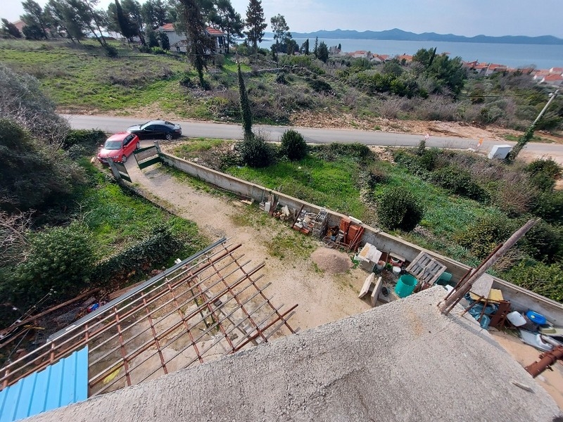 Vue en hauteur de matériaux de construction et d'espaces verts