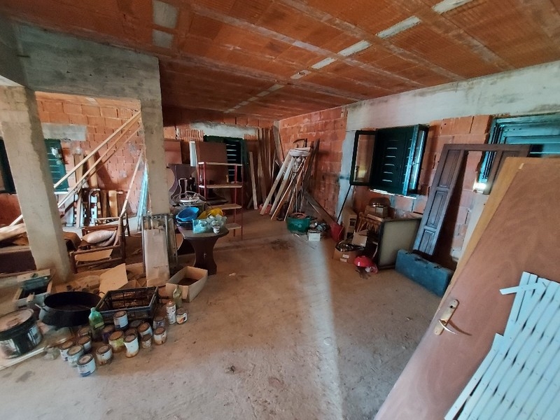 Vue intérieure d'une maison individuelle inachevée à Diklo, Croatie