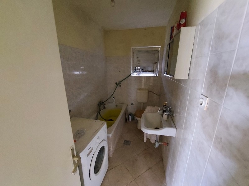 Salle de bains partiellement achevée dans une maison à vendre