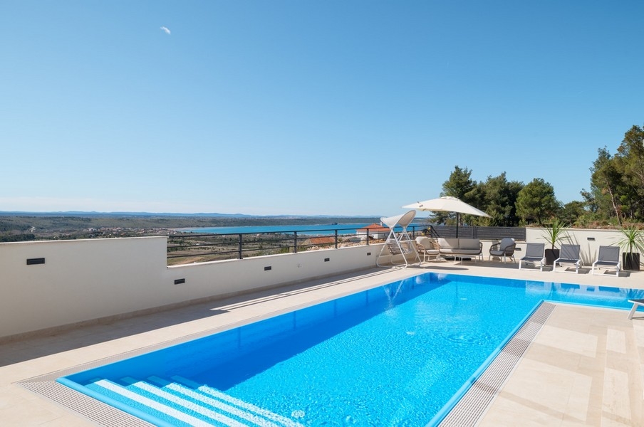 Villa à vendre à Razanac, Zadar, Croatie - espace piscine avec vue mer