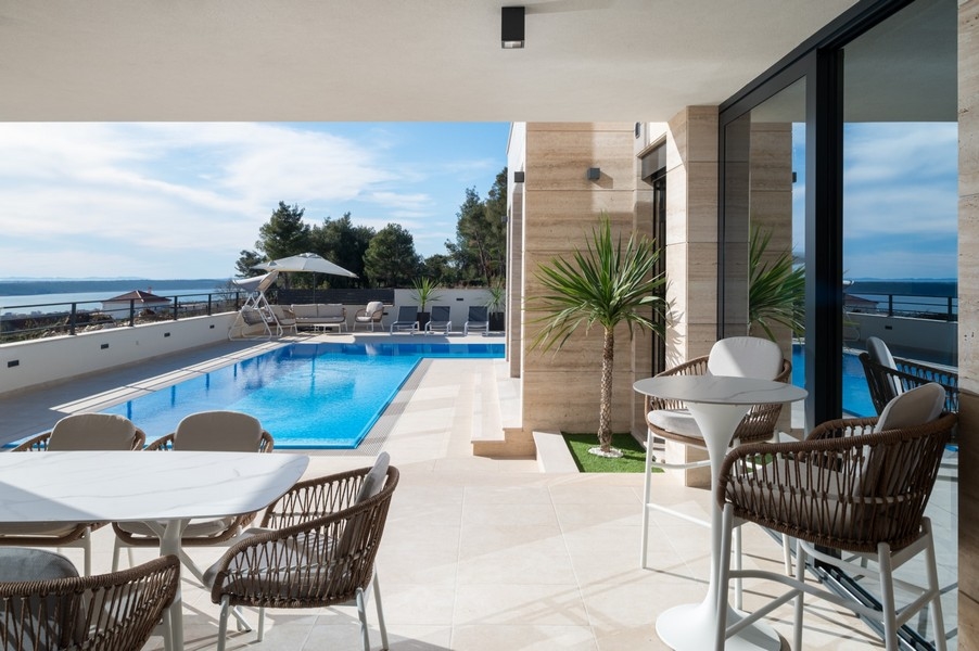 Villa à vendre à Razanac, Zadar, Croatie - terrasse couverte avec vue mer