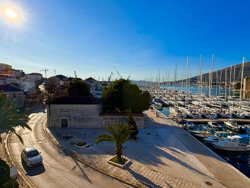 Vue panoramique d'une marina au lever du soleil en Croatie avec bateaux et palmiers sur la rive