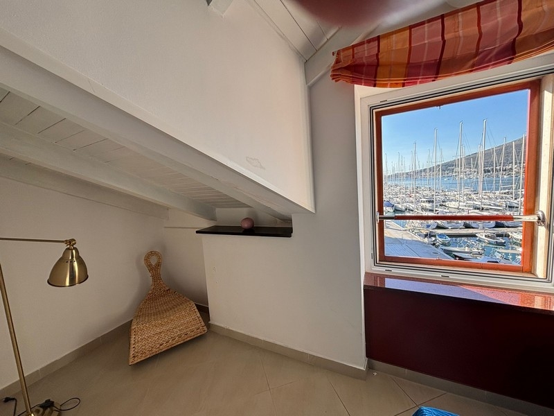 Chambre avec lit double et télévision dans un petit bien en Croatie
