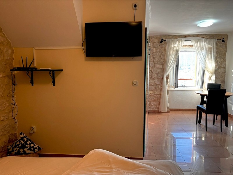 Chambre ouverte avec vue sur le salon et le coin cuisine d'un bien en Croatie